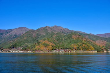 Yakisaki parkındaki Kawaguchiko gölünde sonbahar yaprakları. Fujisan dağı..