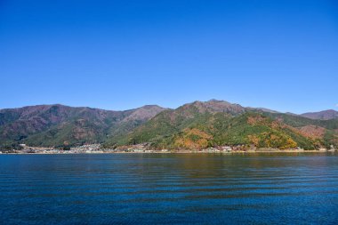 Yakisaki parkındaki Kawaguchiko gölünde sonbahar yaprakları. Fujisan dağı..