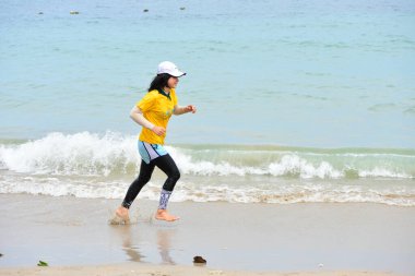 ChonBuri Tayland 1 Ağustos 2019 Japon şirketi çalışanlarını 2019 Plaj Ekibi Mükemmellik Ekibi 'nin faaliyetlerine götürüyor.