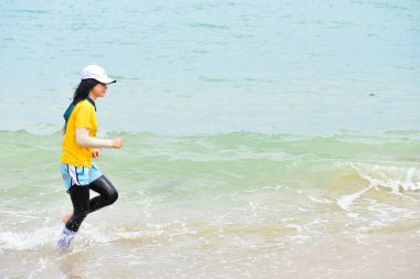 ChonBuri Tayland 1 Ağustos 2019 Japon şirketi çalışanlarını 2019 Plaj Ekibi Mükemmellik Ekibi 'nin faaliyetlerine götürüyor.