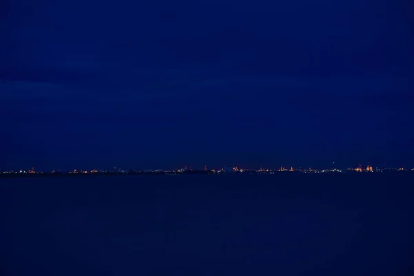 Παραθαλάσσια Νύχτα Παραλία Και Μπλε Του Ουρανού Σύννεφο Πόλη Νύχτα — Φωτογραφία Αρχείου