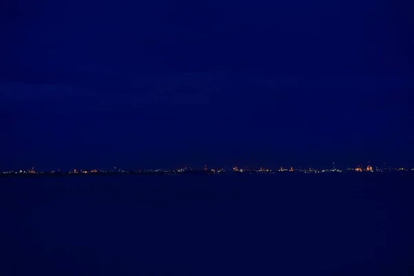 Beira Mar Praia Noturna Céu Azul Com Nuvem Noite Cidade — Fotografia de Stock