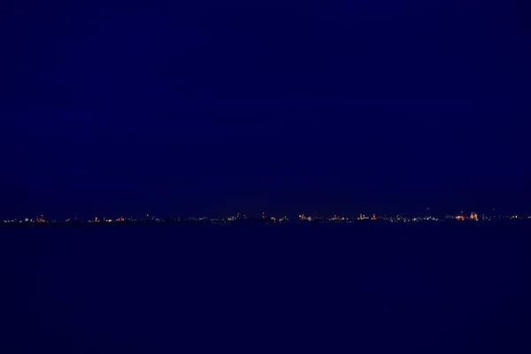 Havet Natten Strand Och Blå Himmel Med Moln Stadsnatt — Stockfoto