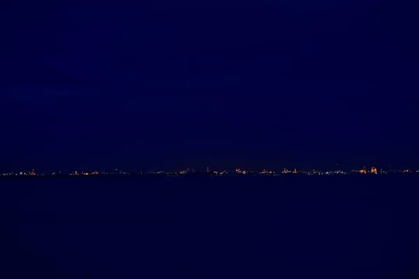 Узбережжя Нічному Пляжі Блакитне Небо Хмарою Міська Ніч — стокове фото