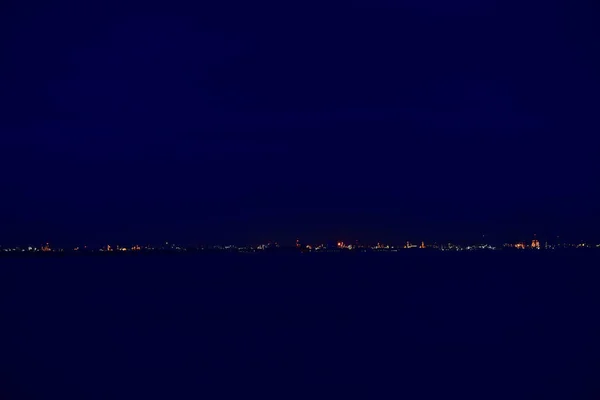 Meer Bei Nacht Strand Und Blauer Himmel Mit Wolken Stadt — Stockfoto