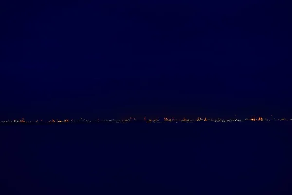 Meer Bei Nacht Strand Und Blauer Himmel Mit Wolken Stadt — Stockfoto