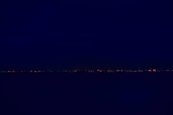 Meer Bei Nacht Strand Und Blauer Himmel Mit Wolken Stadt — Stockfoto