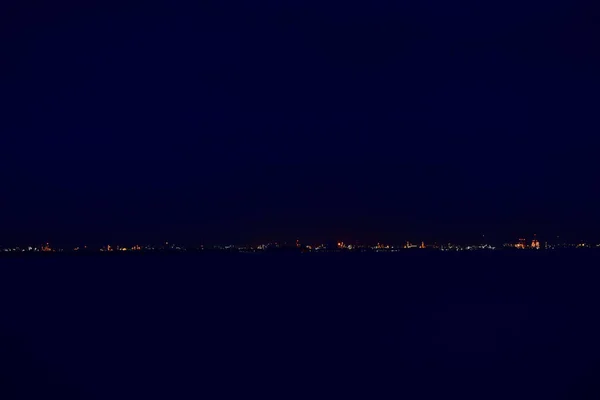 Havet Natten Strand Och Blå Himmel Med Moln Stadsnatt — Stockfoto