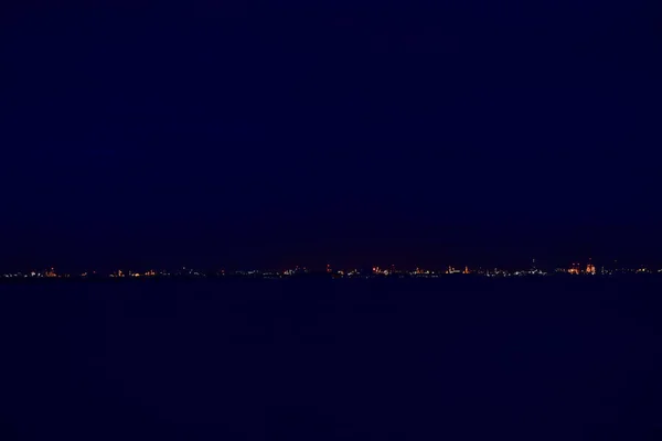 Havet Natten Strand Och Blå Himmel Med Moln Stadsnatt — Stockfoto