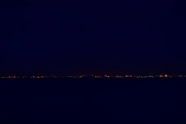 Meer Bei Nacht Strand Und Blauer Himmel Mit Wolken Stadt — Stockfoto