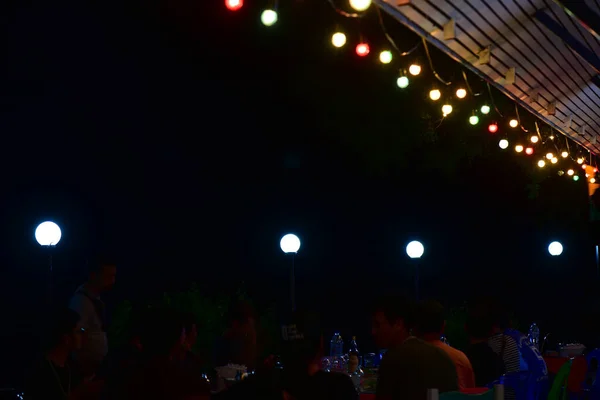 Chon Buri Tayland 2 Ağustos 2019 Bulanık Gece Partisi etkinlikten sonra sahilde.