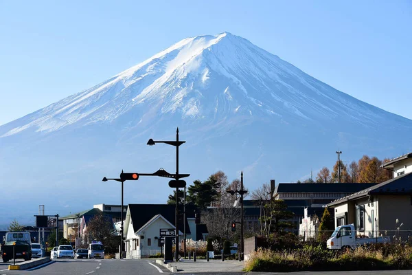 Yamanashi japan 23 Kasım 2018 Fuji Dağı bir trafik yolundan görünüyor.