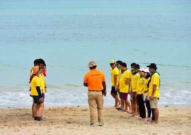 ChonBuri Tayland 1 Ağustos 2019 Japon şirketi çalışanlarını 2019 Plaj Ekibi Mükemmellik Ekibi 'nin faaliyetlerine götürüyor.