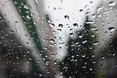 Bangkok Tayland 3 Ağustos 2019 Dayanıklı cam araba farları yağmurdan düşen su damlacıklarıyla siyah bir arabayı aydınlatıyor.