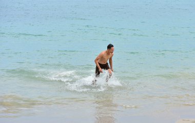 ChonBuri Tayland 1 Ağustos 2019 Japon şirketi çalışanlarını 2019 Plaj Ekibi Mükemmellik Ekibi 'nin faaliyetlerine götürüyor.