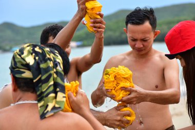 ChonBuri Tayland 1 Ağustos 2019 Japon şirketi çalışanlarını 2019 Plaj Ekibi Mükemmellik Ekibi 'nin faaliyetlerine götürüyor.
