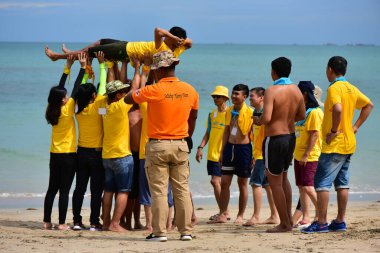ChonBuri Tayland 1 Ağustos 2019 Japon şirketi çalışanlarını 2019 Plaj Ekibi Mükemmellik Ekibi 'nin faaliyetlerine götürüyor.