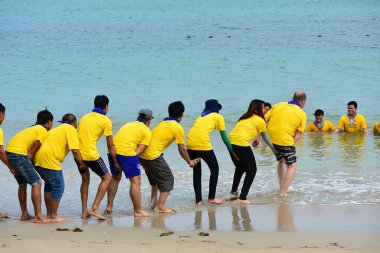 ChonBuri Tayland 1 Ağustos 2019 Japon şirketi çalışanlarını 2019 Plaj Ekibi Mükemmellik Ekibi 'nin faaliyetlerine götürüyor.