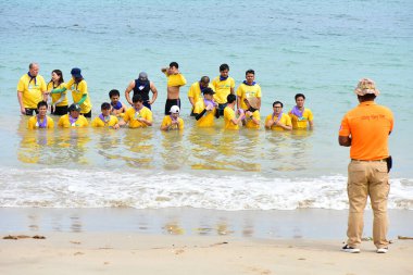 Tokyo, Japonya. 27 Kasım 2019 Tanımlanamayan Görüntü. Birçok insan Ueno parkında yürüyor ve sonbahar ağacını izliyor..
