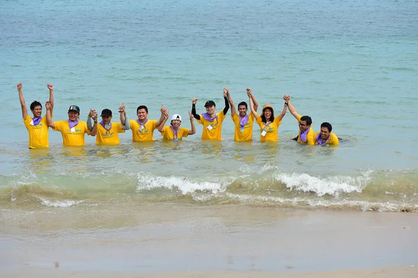 チョンブリタイ2019年1月01日日本企業は従業員をビーチでの活動に連れて行きますチームビルディング優秀チームワーク2019 — ストック写真