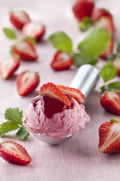 Strawberry ice cream on scooper — Stock Photo, Image