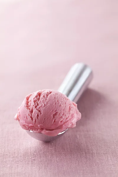 Gelato alla fragola su misurino — Foto Stock