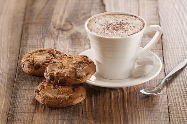 Cookies aux pépites de chocolat à l'avoine avec fond en bois . — Photo