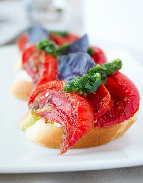 Soltorkade tomat bruschetta — Stockfoto