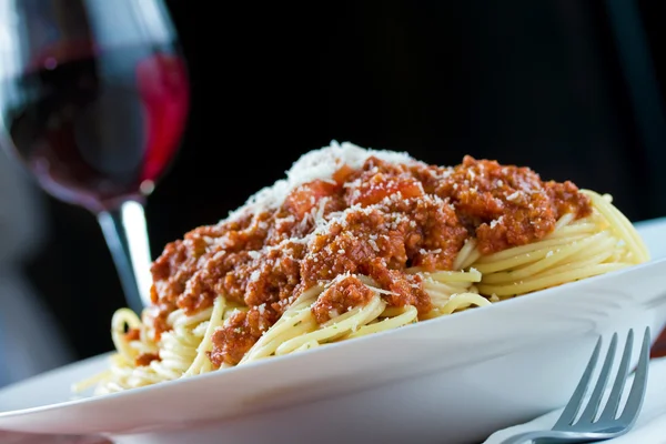 Bolognese und Rotwein — Stockfoto