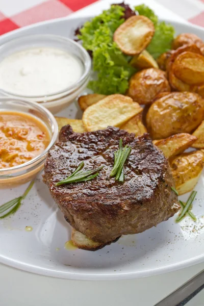 Steak und Rosmarin — Stockfoto