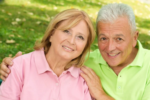 Seniors in park — Stock Photo, Image