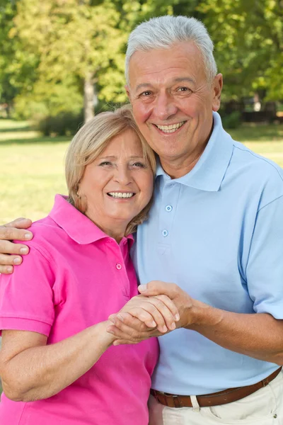 Seniorer poserar med händerna — Stockfoto