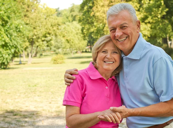 Seniors holding hands — Stock Photo, Image