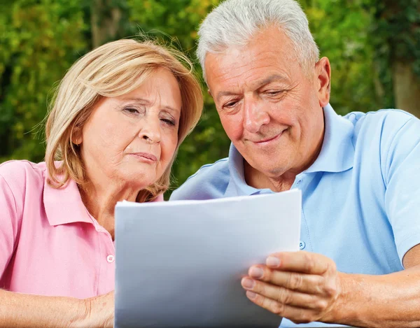 Seniorer goda nyheter — Stockfoto