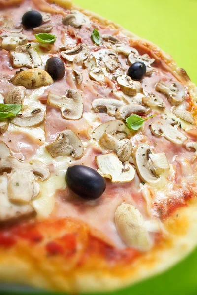 Pizza en gros plan — Photo