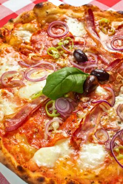 Kırmızı biberli pizza