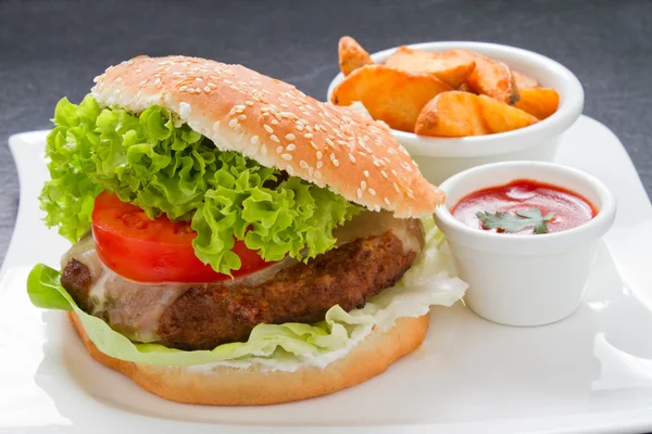 Placa de hamburguesa con queso — Foto de Stock