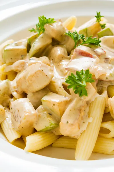 Kuřecí Penne alfredo — Stock fotografie