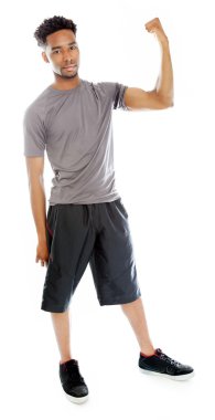 çekici bir Afro-Amerikan adam stüdyoda poz