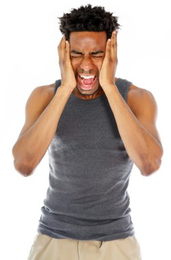 çekici bir Afro-Amerikan adam stüdyoda poz