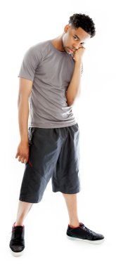 çekici bir Afro-Amerikan adam stüdyoda poz