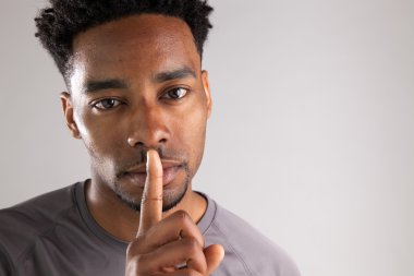 çekici bir Afro-Amerikan adam stüdyoda poz