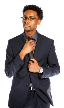 stüdyoda poz çekici Afro-Amerikan iş adamı