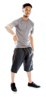 çekici bir Afro-Amerikan adam stüdyoda poz