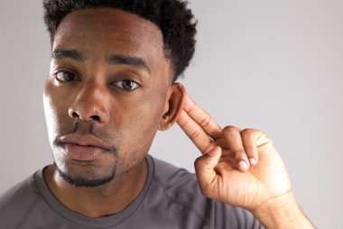 çekici bir Afro-Amerikan adam stüdyoda poz