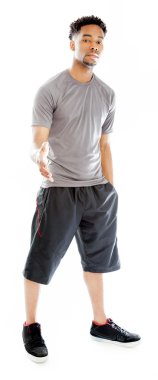 çekici bir Afro-Amerikan adam stüdyoda poz