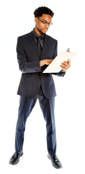 Atractivo hombre de negocios afroamericano posando en estudio —  Fotos de Stock