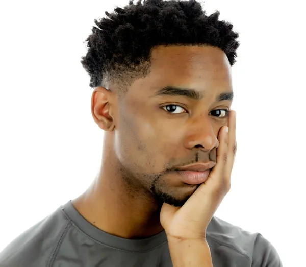 Ελκυστική αφρο-αμερικανικό άνθρωπος που θέτουν σε στούντιο — Φωτογραφία Αρχείου