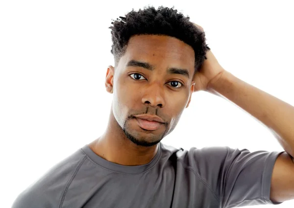 Ελκυστική αφρο-αμερικανικό άνθρωπος που θέτουν σε στούντιο — Φωτογραφία Αρχείου