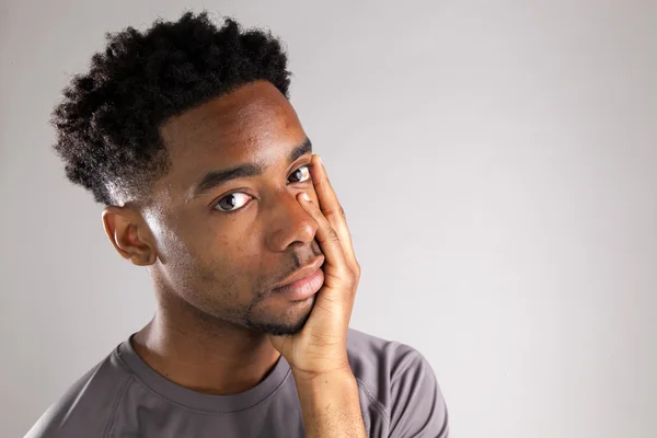 Atractivo hombre afroamericano posando en estudio —  Fotos de Stock